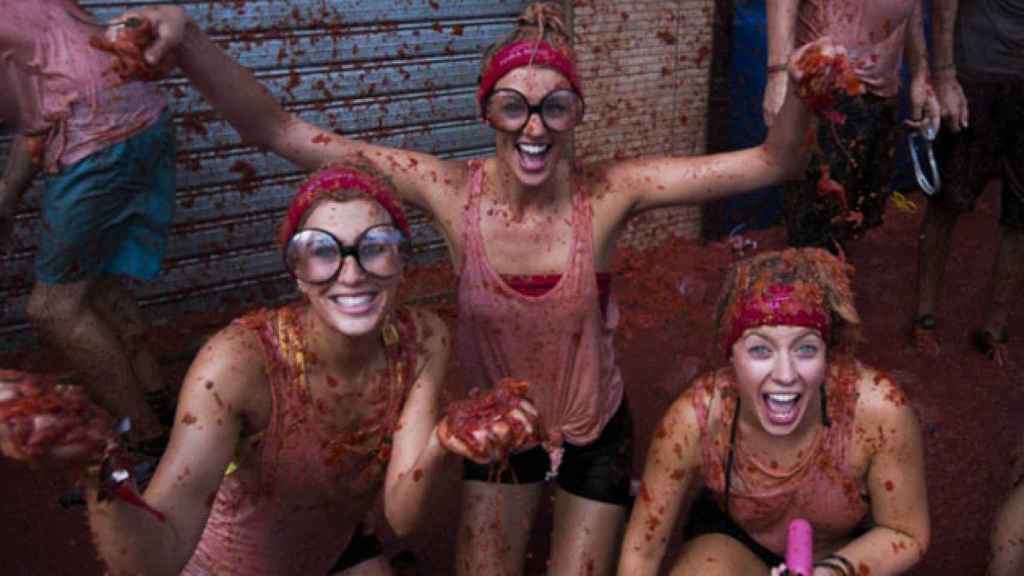 Tres jóvenes, regadas en jugo en La Tomatina de Buñol (Valencia) / EP