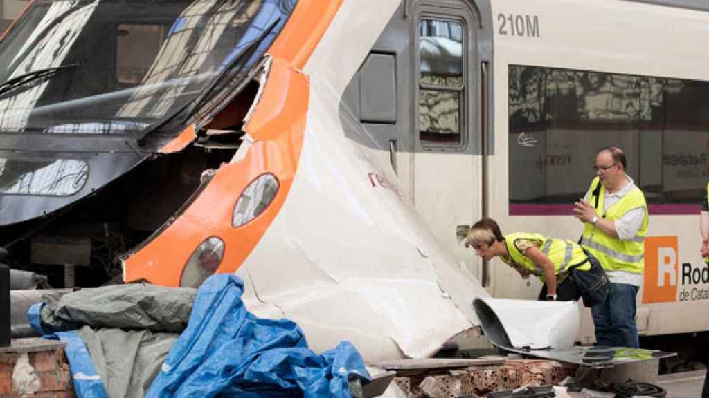 Imagen del tren de Cercanías de Renfe que embistió una topera el viernes en la Estación de Francia de Barcelona / EFE