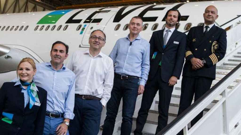 Willie Walsh (centro, en camisa azul), consejero delegado de IAG; Luis Gallego, el presidente de Iberia y Javier Sánchez-Prieto, presidente de Vueling, el jueves / EFE