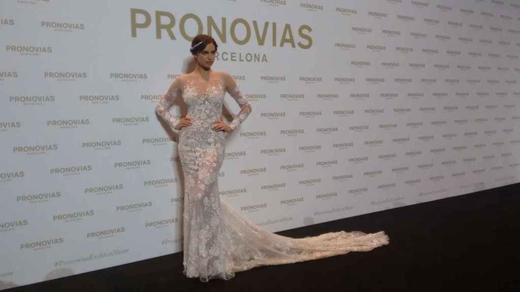 La modelo rusa Irina Shayk posa en el 'photocall' previo al desfile de clausura de la Barcelona Bridal Week 2016.