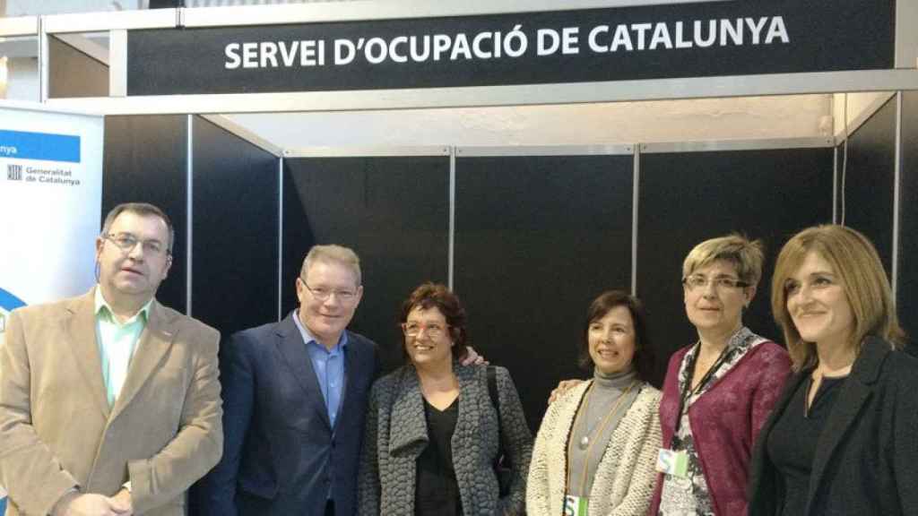 La consejera Dolors Bassa (en el centro de la imagen) durante una visita al stand del SOC enel Salón de Formación, Ocupación y Empresa de Palafrugell.