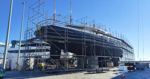 Un yate en reparación en Vilanova Grand Marina / CG