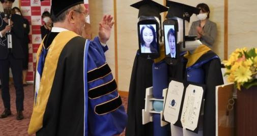 Graduación de estudiantes a través de robots en Japón / BBTU