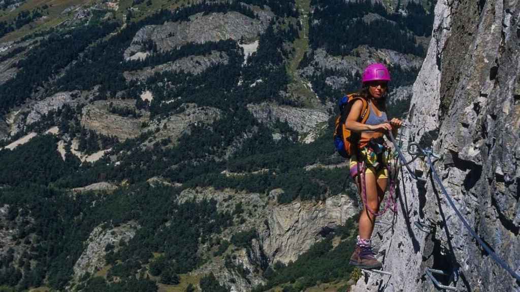 Mujer recorriendo una de las vías ferratas / Manosainz EN PIXABAY