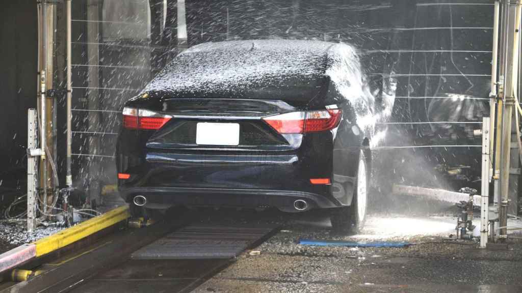 Coche entrando en un túnel de lavado / PIXABAY