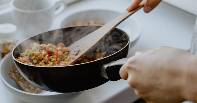 Una persona cocinando una de tantas recetas de aprovechamiento / UNSPLASH - KEVIN MCCUTCHEON