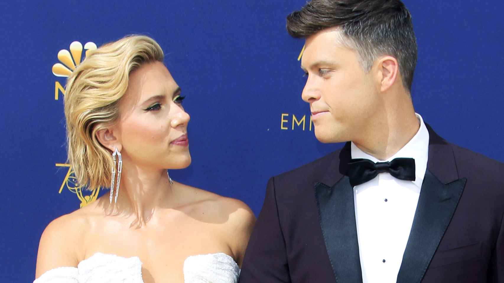 La actriz estadounidense Scarlett Johansson (i) y el actor y comediante estadounidense Colin Jost