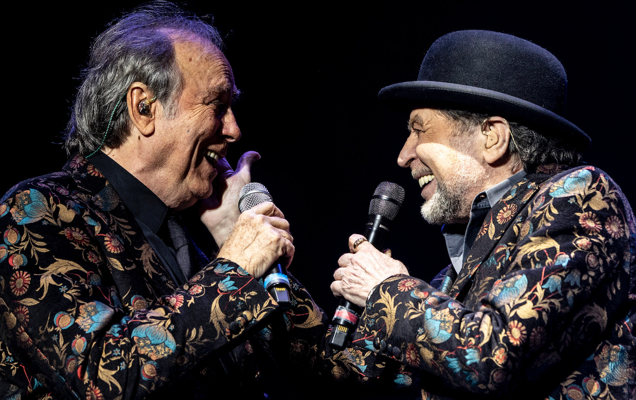 Joaquín Sabina y Joan Manuel Serrat encima del escenario del WiZink Center de Madrid / AGENCIAS