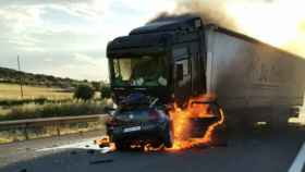 El coche del conductor kamikaze arde tras impactar contra el camión / CG