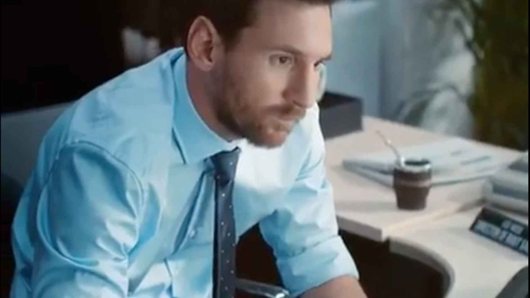 Messi buscando información en internet en un anuncio promocional / INSTAGRAM