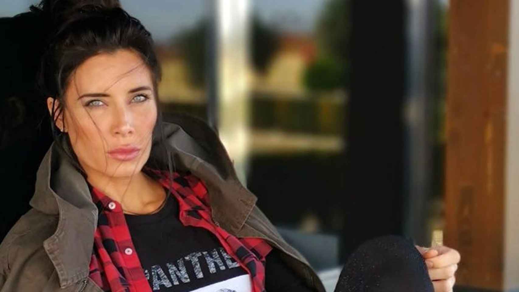 Pilar Rubio mira a cámara / INSTAGRAM