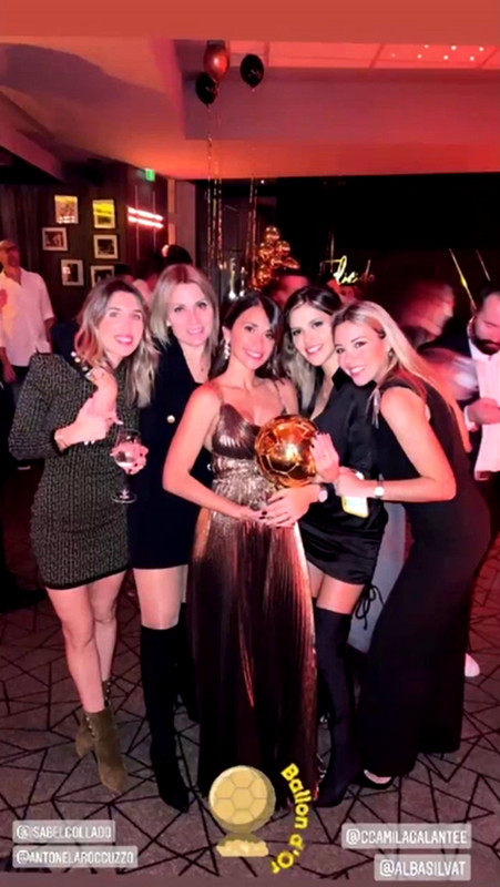 antonella roccuzzo con el premio de su marido