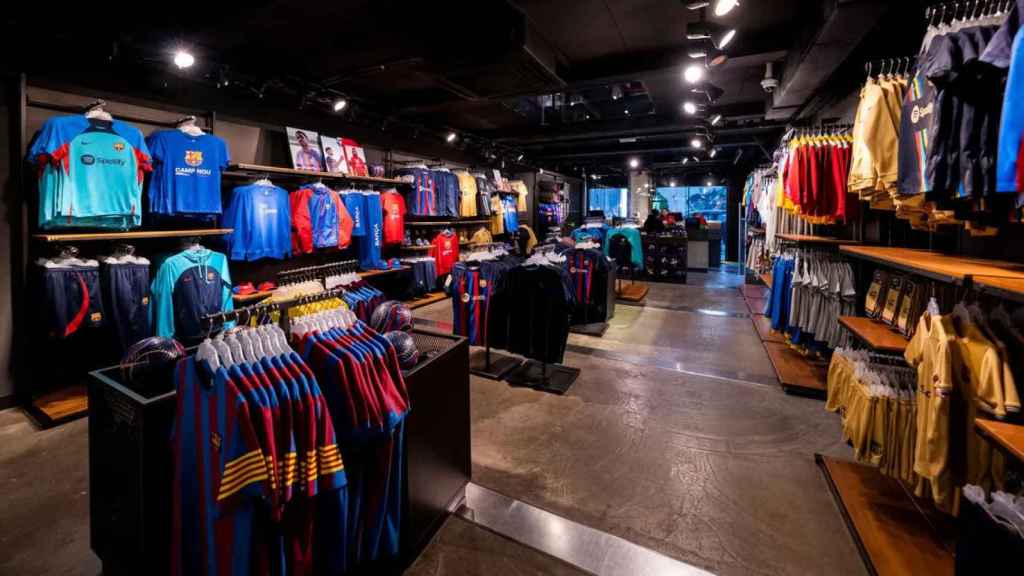 El interior de la nueva Barça Store, ubicada cerca de la Sagrada Familia