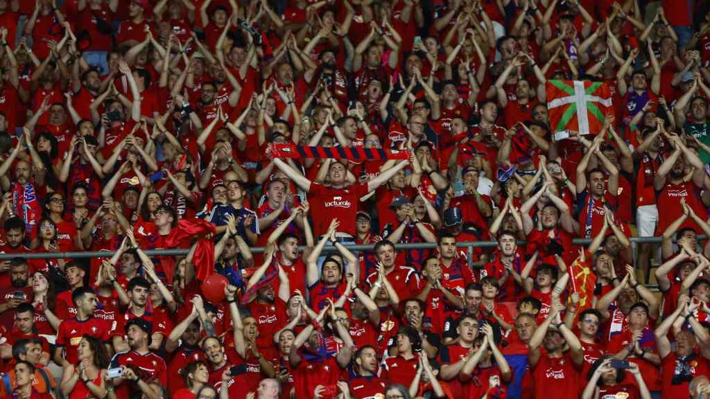 Aficionados de Osasuna, ocupando las gradas de La Cartuja / REDES