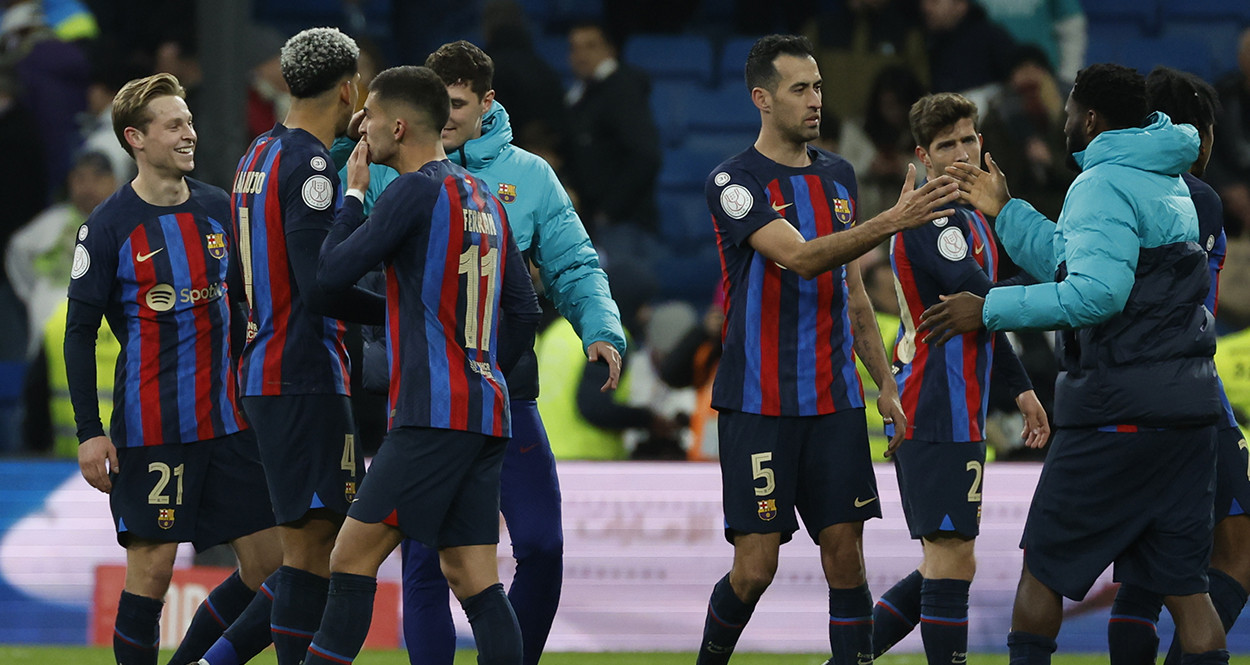 Los jugadores del Barça se saludan tras el triunfo en casa del Real Madrid / EFE