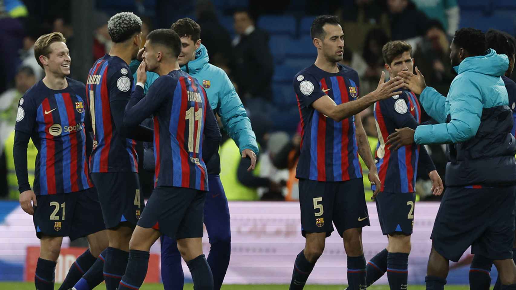 Los jugadores del Barça se saludan tras el triunfo en casa del Real Madrid / EFE