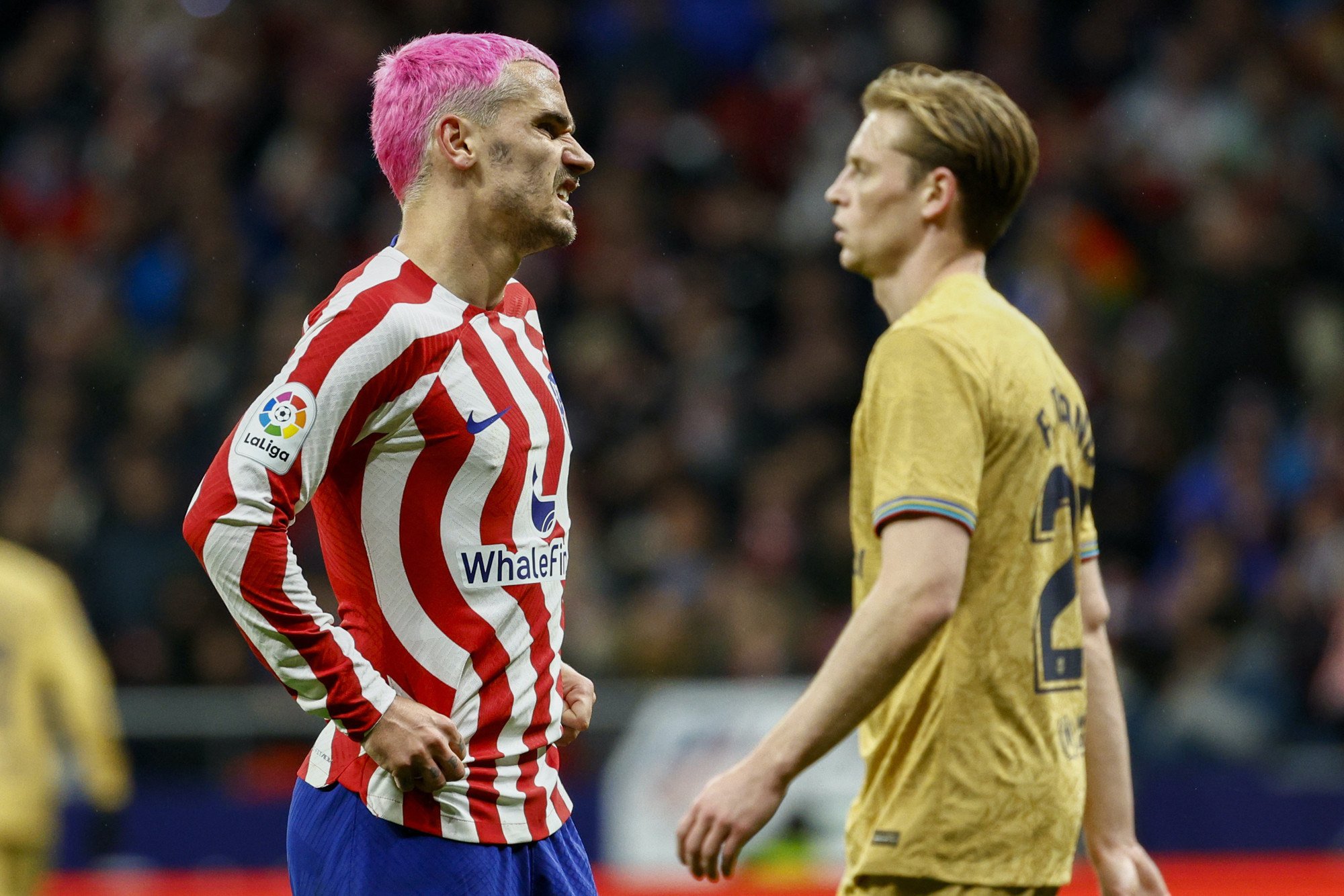 Antoine Griezmann, lamentando una ocasión fallada con Frenkie de Jong de fondo en el Atlético-Barça / EFE