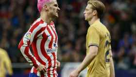 Antoine Griezmann, lamentando una ocasión fallada con Frenkie de Jong de fondo en el Atlético-Barça / EFE