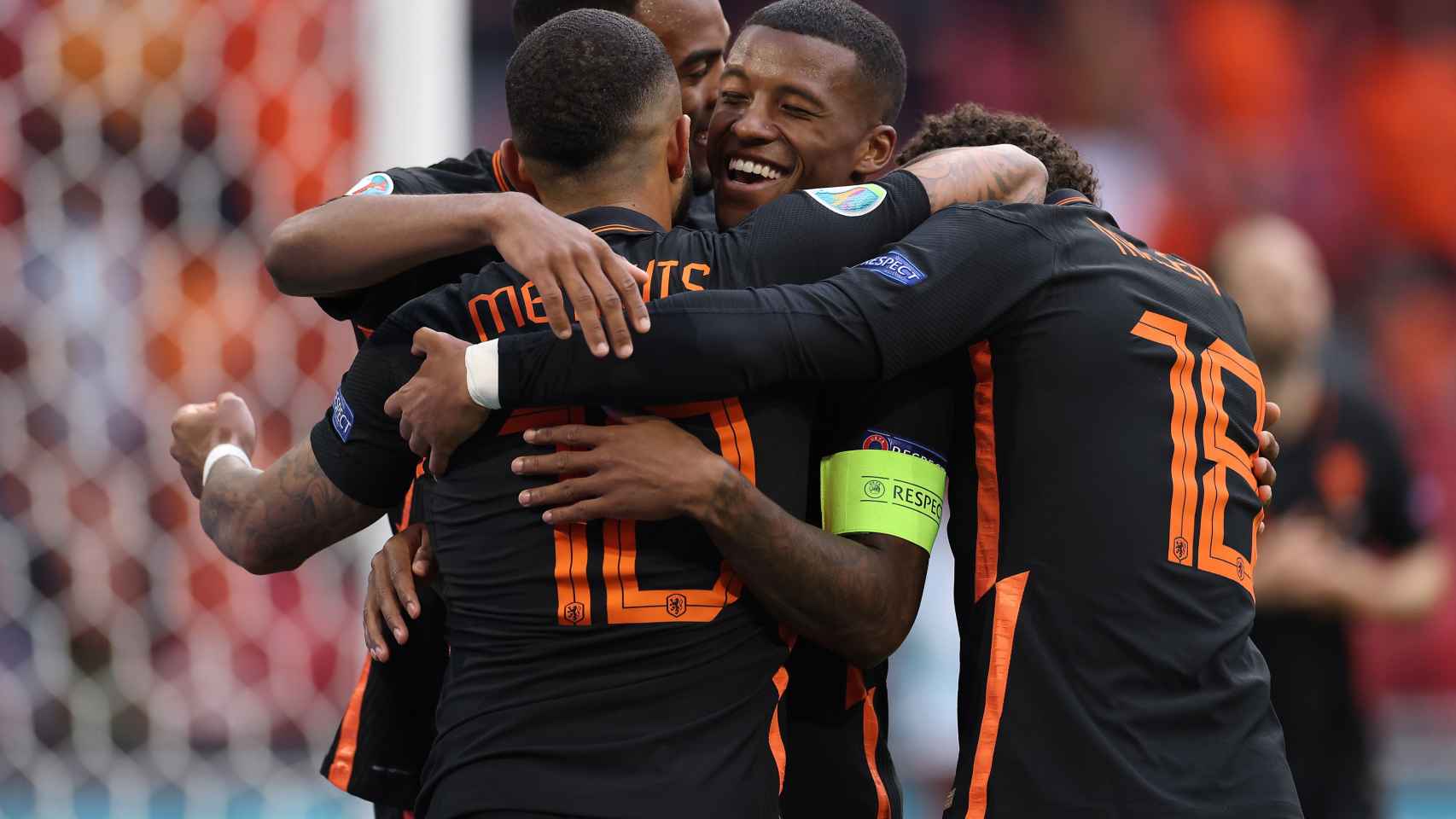 Wijnaldum y Depay se abrazan tras otra exhibición con Holanda / EFE