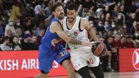 Nicolás Laprovíttola, en una acción contra Nick Weiler Babb, el Barça-Bayern / EFE