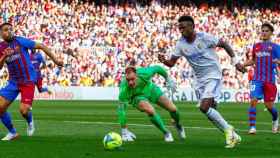 Ter Stegen, intentando frenar una acción de Vinicius Júnior / EFE