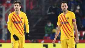 Gerard Piqué y Busquets lamentando el gol del Granada / EFE