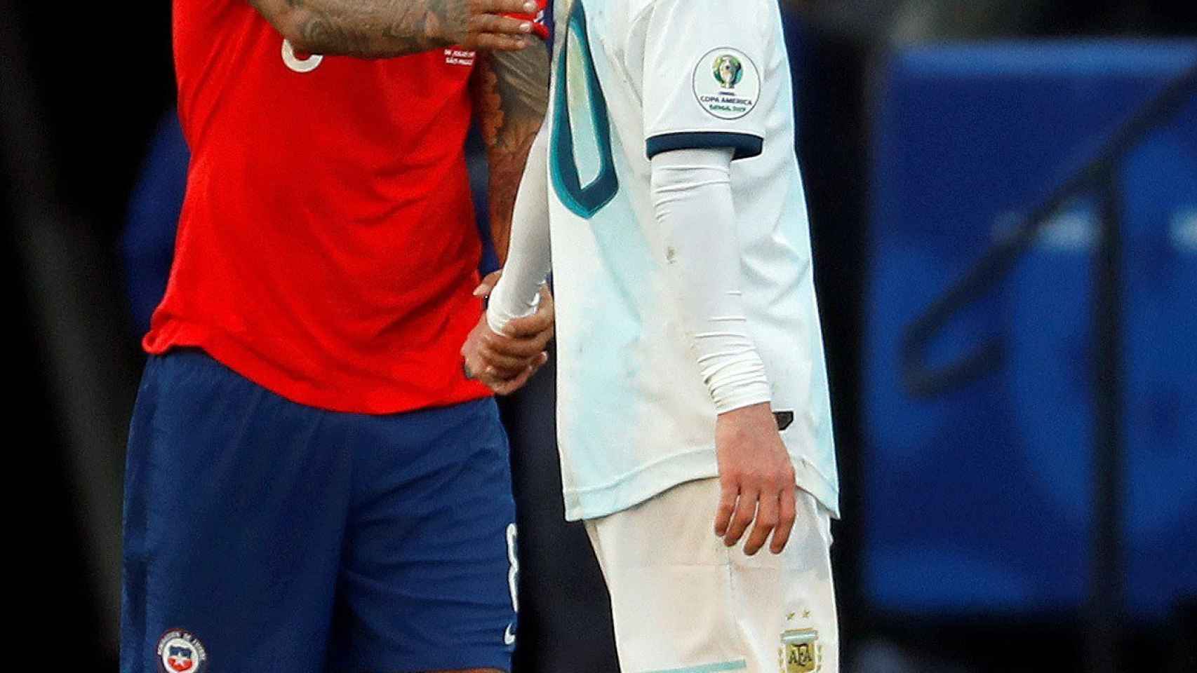 Messi y Arturo Vidal durante el último Argentina-Chile / EFE