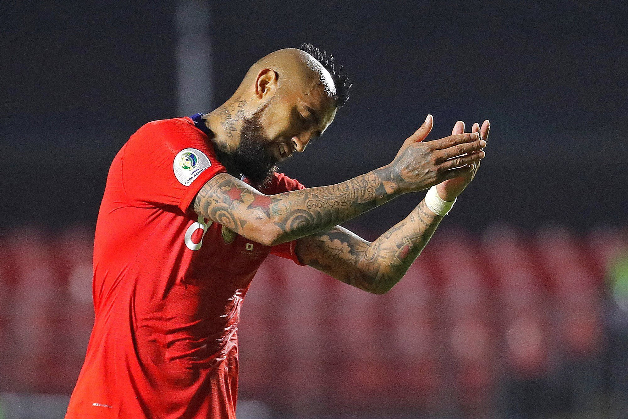 Arturo Vidal aplaudiendo una acción en el Chile - Japón / EFE