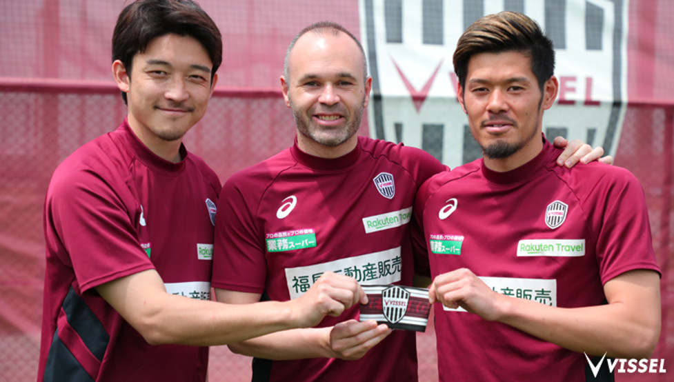 Iniesta con el brazalete de capitán del Vissel Kobe / Twitter