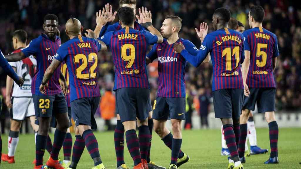 Una foto de los jugadores del Barça celebrando un gol durante el partido contra el Rayo Vallecano / EFE