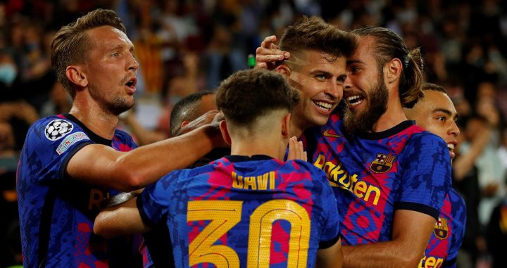 Mingueza, Gavi y Luuk celebran el gol de Piqué al Dinamo de Kiev en el Camp Nou / EFE