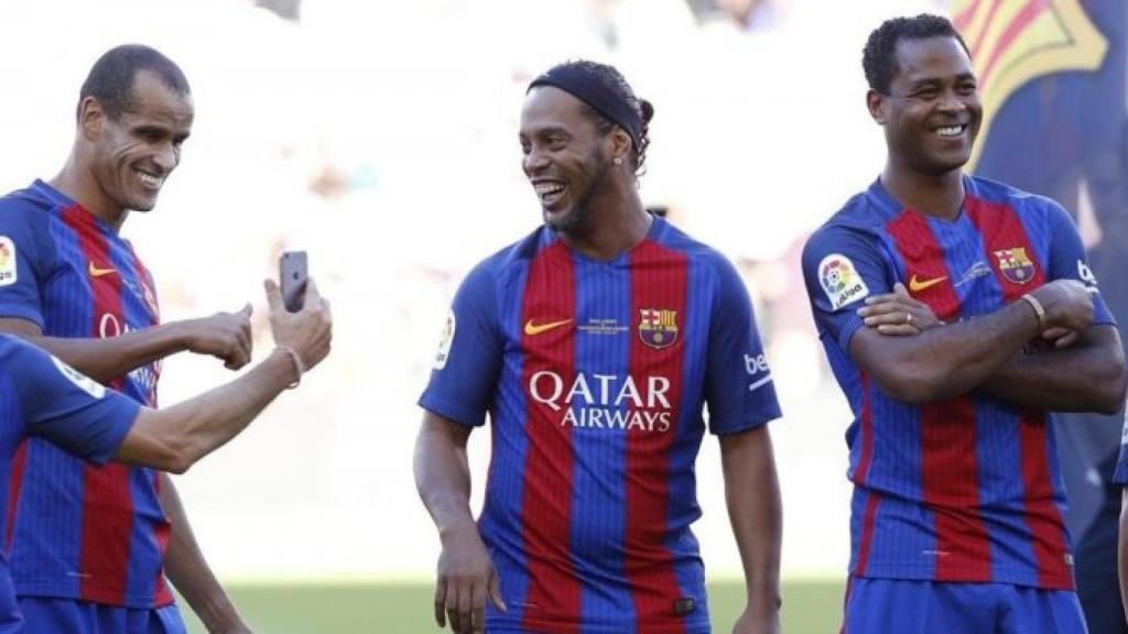 Rivaldo, Ronaldinho y Kluivert en un partido del Barça Legends / EFE