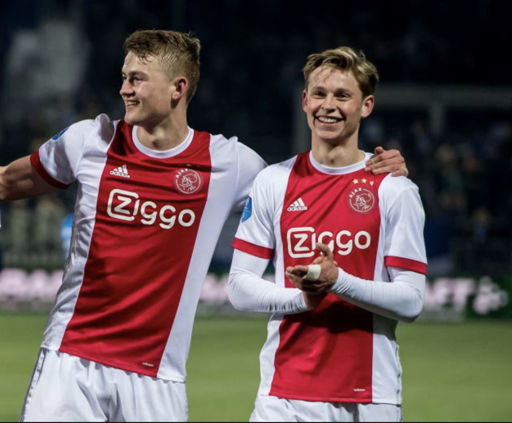 Una foto de archivo de Frenkie De Jong y Matthijs De Ligt