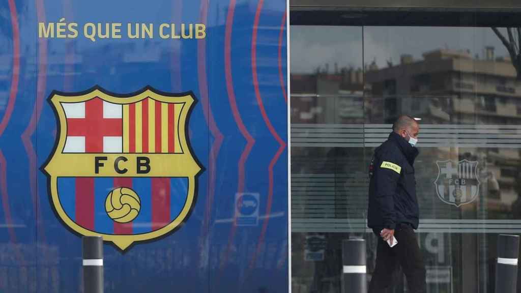 Los Mossos d'Esquadra en las oficinas del Barça / EFE