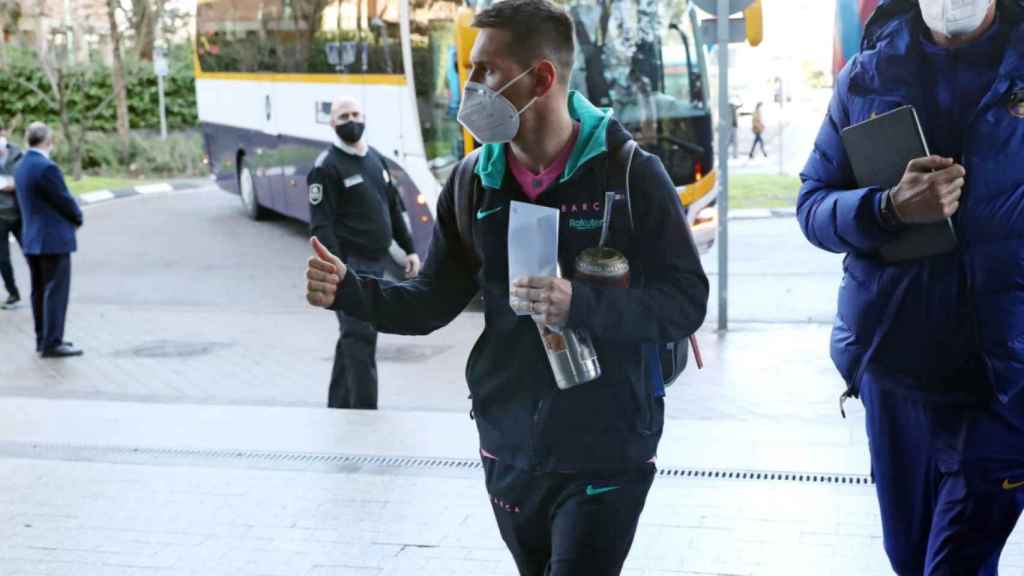 Leo Messi viajando con el Barça a Madrid / FC Barcelona