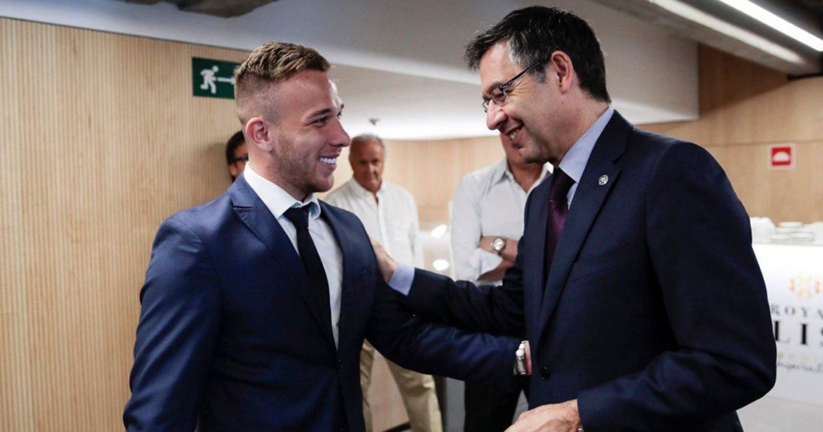 Arthur Melo, junto a Josep María Bartomeu | EFE