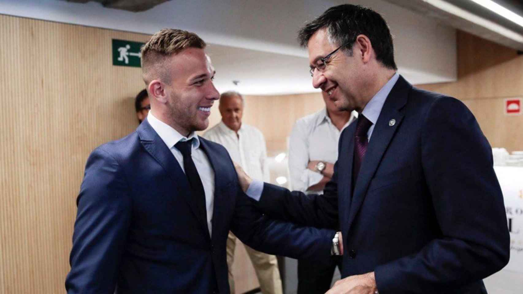 Arthur Melo, junto a Josep María Bartomeu | EFE