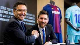 Bartomeu y Messi en la última renovación del jugador argentino / EFE