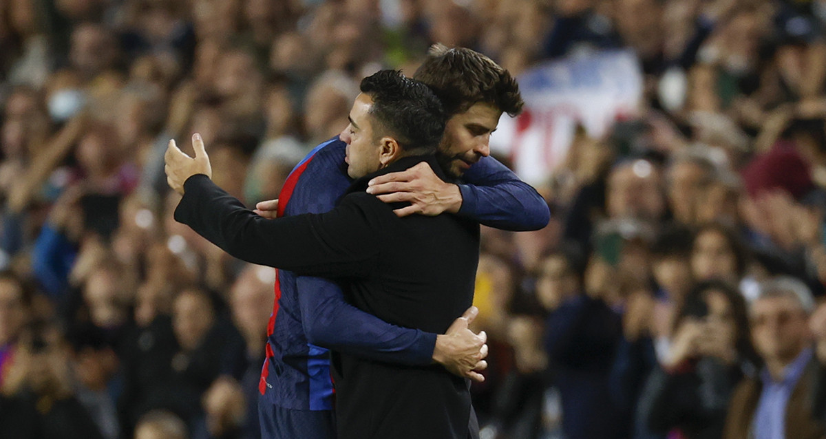 El abrazo entre Xavi y Gerard Piqué, durante la despedida del central en el Camp Nou / EFE