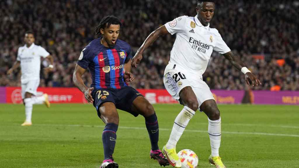 Vinicius Jr, defendido por Jules Koundé en el clásico del Camp Nou / EFE