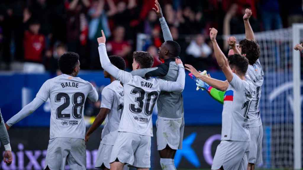 Gavi, Balde, Jordi Alba, Marcos Alonso y otros jugadores, celebrando el triunfo del Barça / FCB