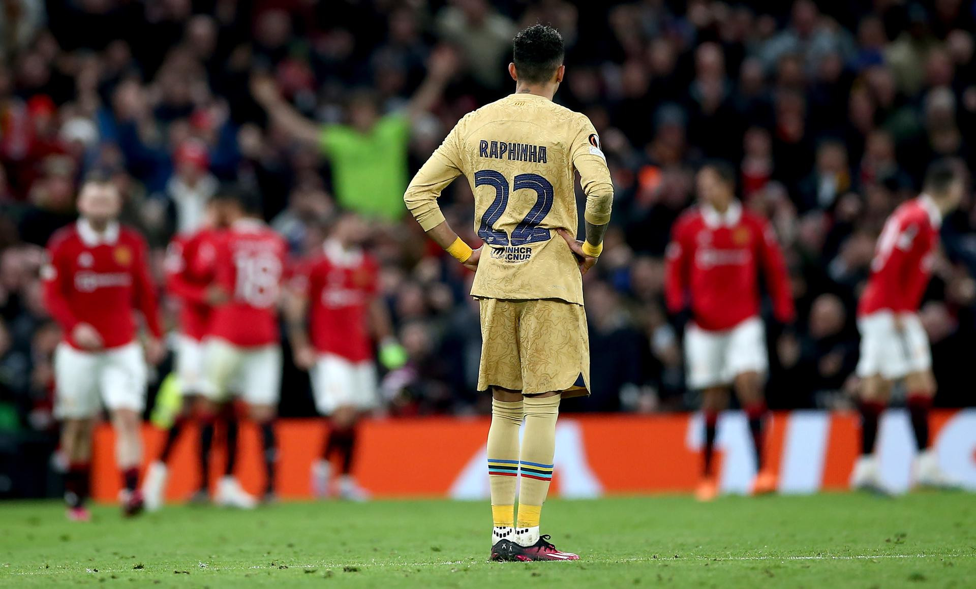 Raphinha, cabizbajo, tras un gol del Manchester United / EFE