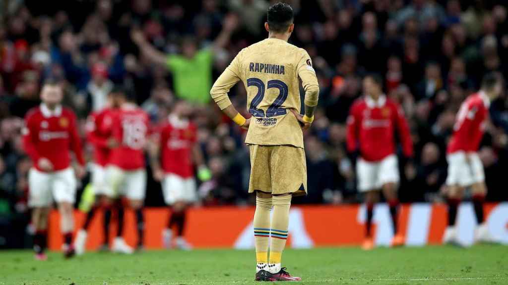 Raphinha, cabizbajo, tras un gol del Manchester United / EFE