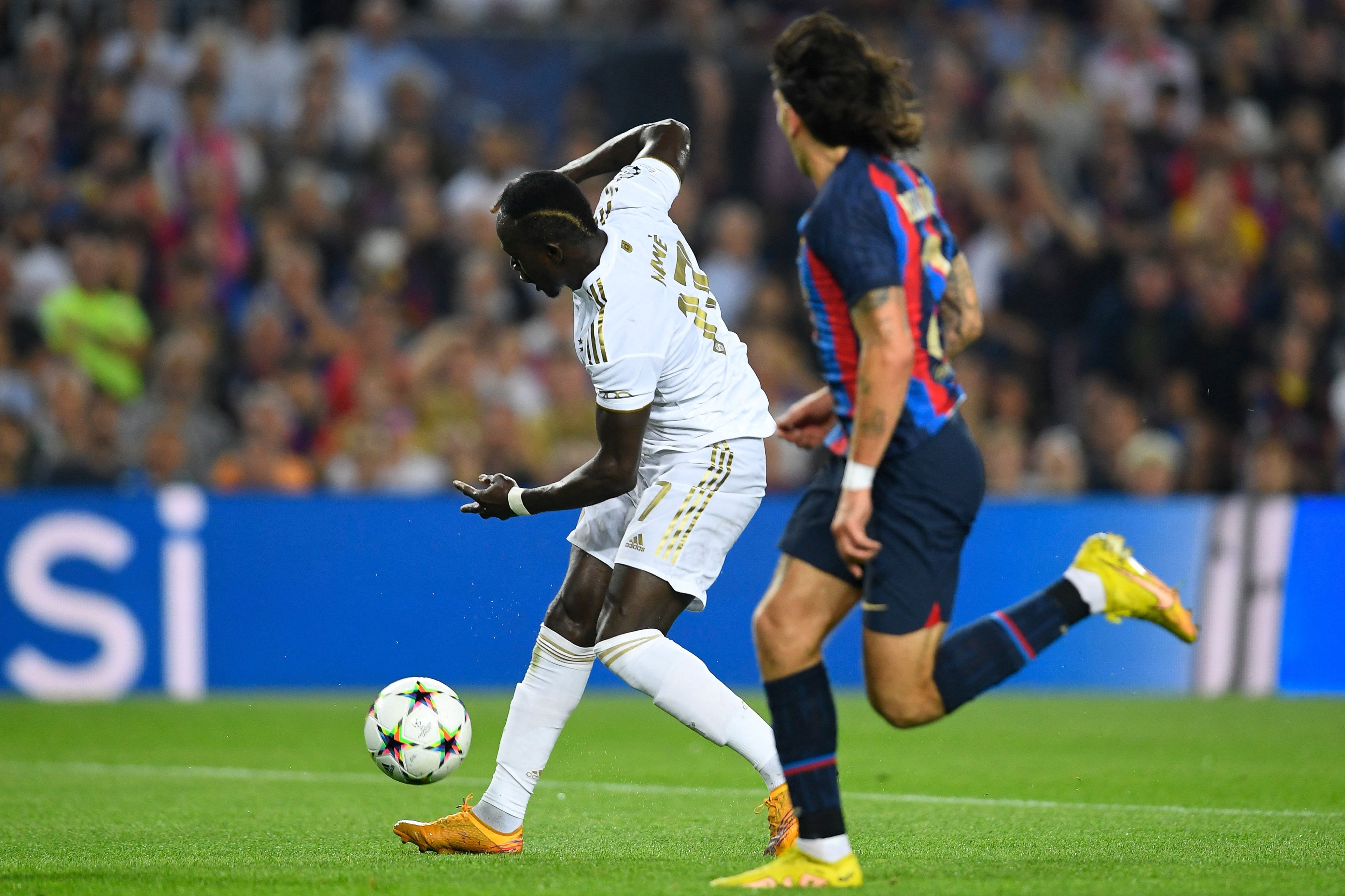 Bellerín y Mané durante el Barça-Bayern / UEFA