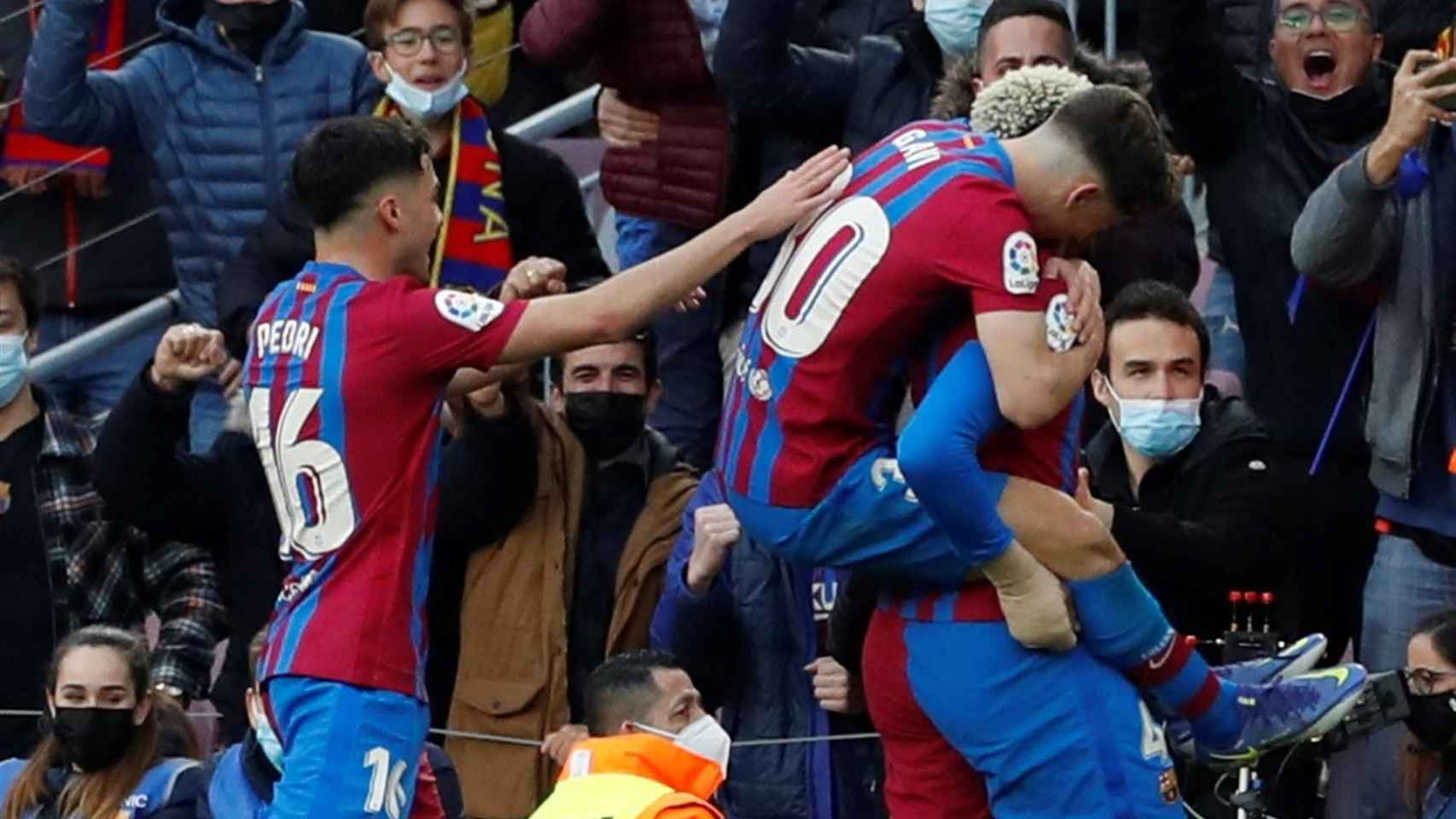 Los jugadores del Barça celebran el gol de Araujo, el tercero del equipo, al Atlético de Madrid / EFE