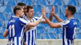 Alexander Isak celebrando un gol con sus compañeros / EFE