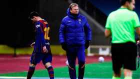 Leo Messi se marcha del campo expulsado y pasa junto a Koeman / EFE