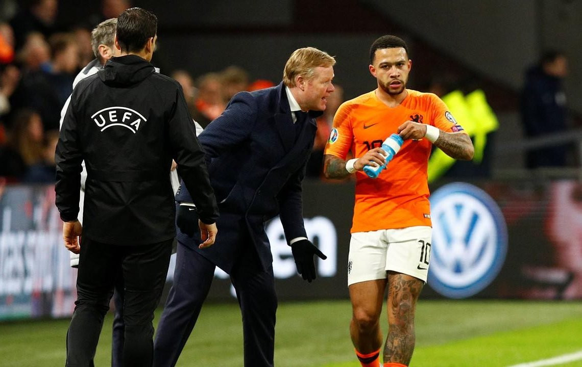 Ronald Koeman, dando instrucciones a Depay con Holanda | EFE