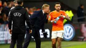 Ronald Koeman, dando instrucciones a Depay con Holanda | EFE