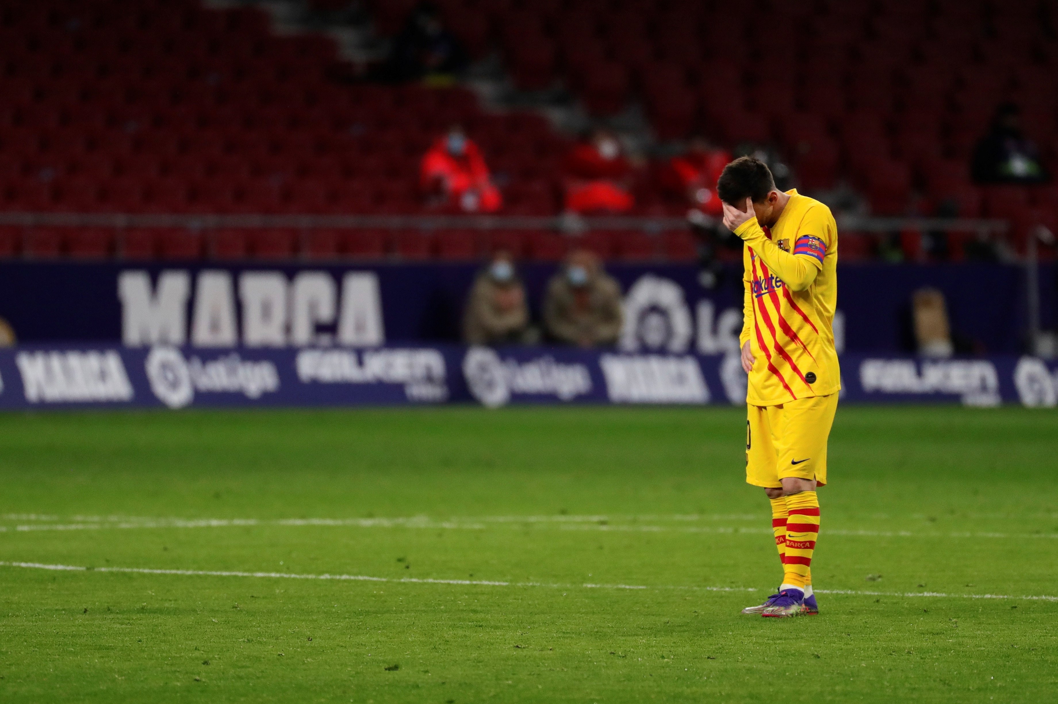 Leo Messi, desolado lamentando la derrota ante el Atlético | EFE